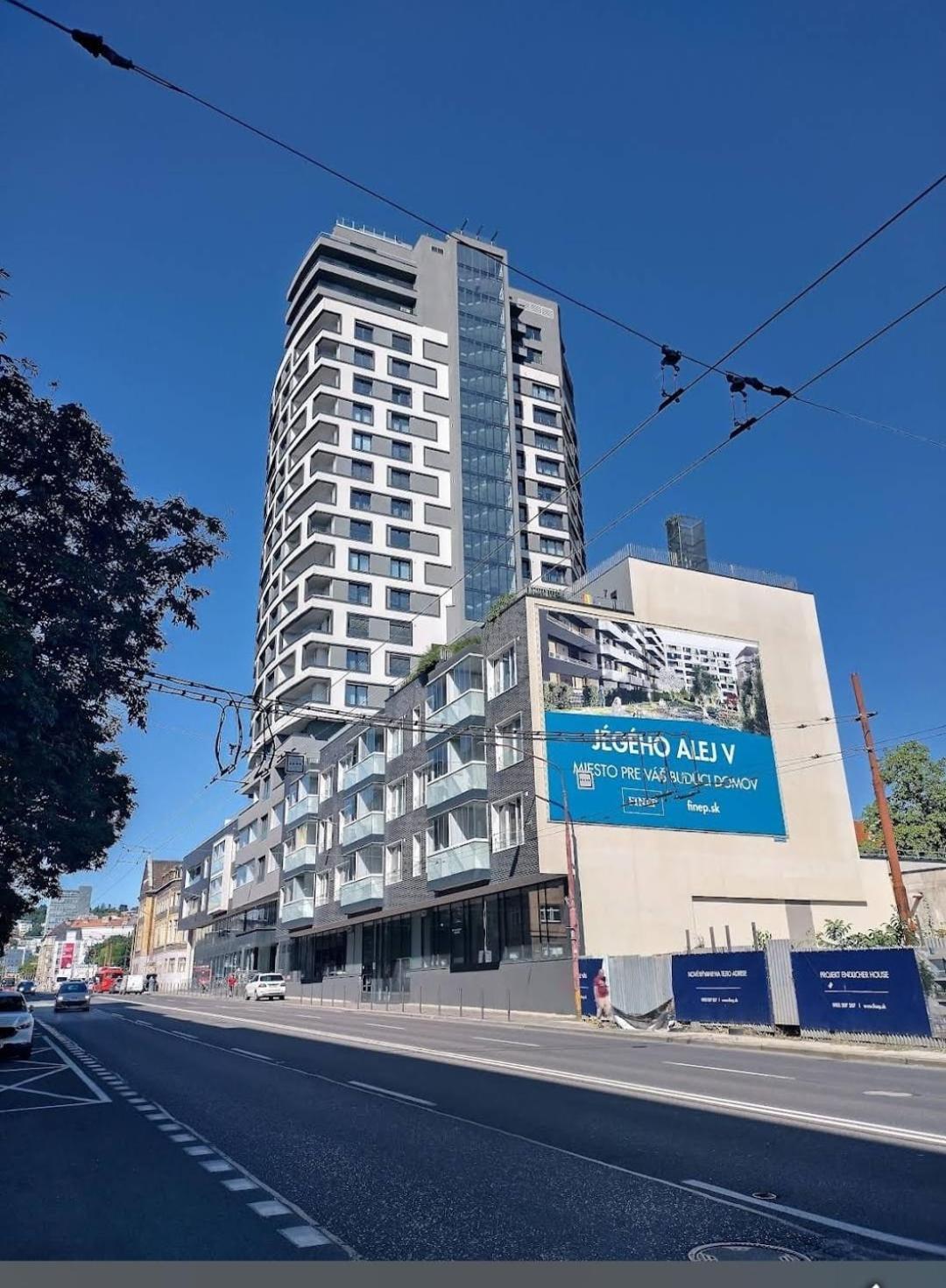 Apartment New, Free Parking, Big Balcony Premiere *
